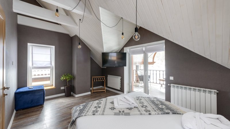Agrandir visuellement une chambre sous pente pour optimiser l'espace