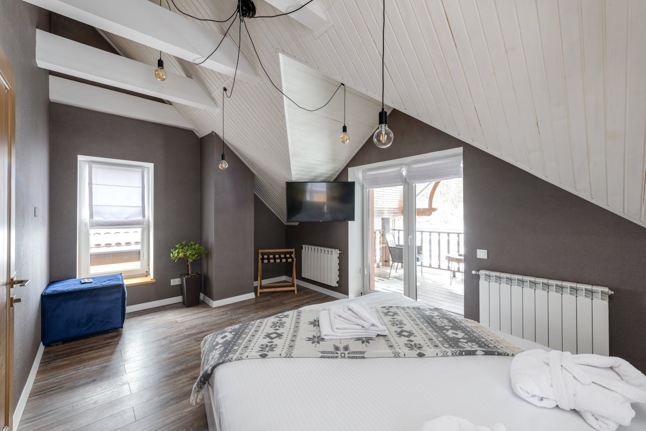 Agrandir visuellement une chambre sous pente pour optimiser l'espace