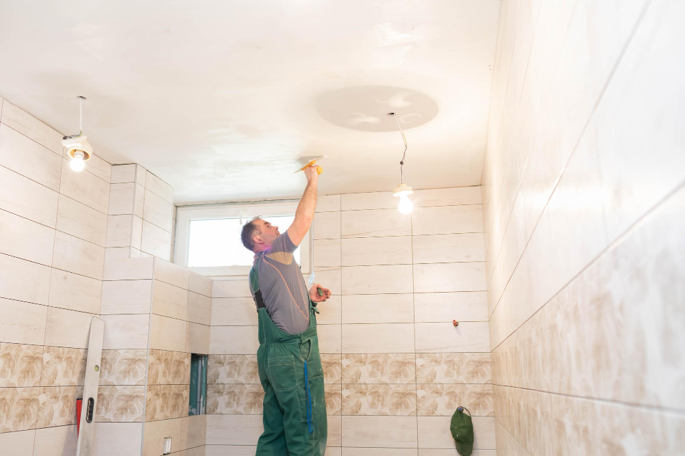  Peindre le plafond de la salle de bain pour un rendu parfait