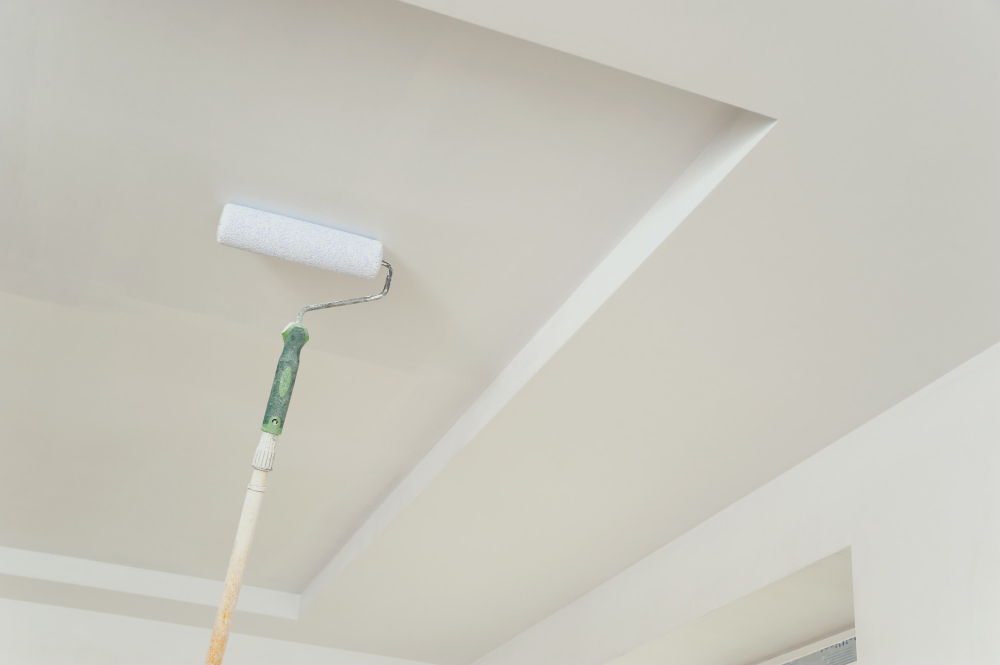 Peindre le plafond de la salle de bain : conseils et astuces pour un rendu parfait